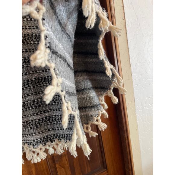 Handmade Bohemian knit poncho O/S - Picture 4 of 5